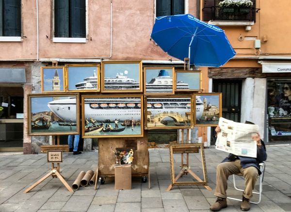 Banksy con su arte callejero llega a su manera a la Bienal de Arte de Venecia