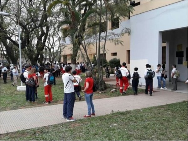 Hartos de la violencia de los alumnos, docentes del CNC hacen huelga