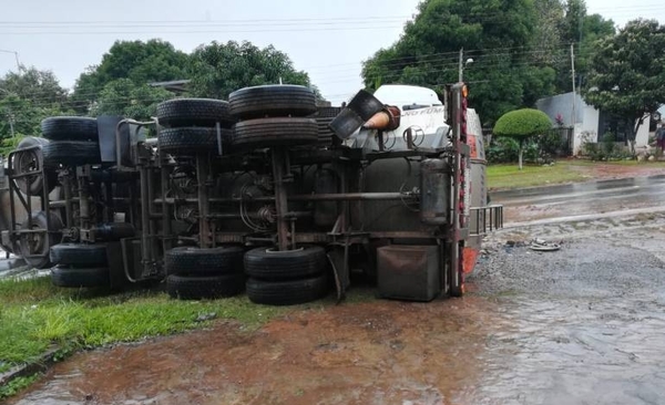 HOY / Camión cisterna vuelca camino al Hospital Nacional de Itauguá y provoca derrame de combustible