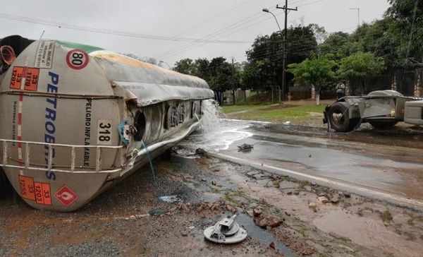 Camión vuelca y preocupa fuga de combustible