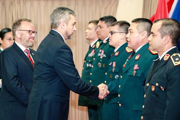 Presidente impone medallas a egresados de academia militar británica | .::Agencia IP::.