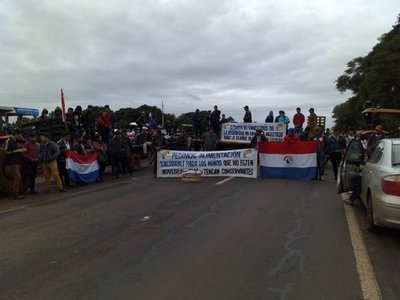 Productores cierran ruta y reclaman banana en la merienda escolar