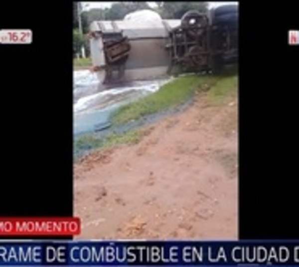 Camión de gran porte vuelca y pierde cantidad peligrosa de combustible - Paraguay.com