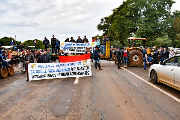 Bananeros se manifiestan y exigen el cumplimiento de ley - ADN Paraguayo
