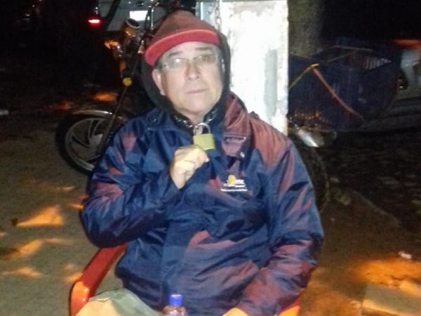 Padre de estudiante se encadena en colegio Roberto L. Petit