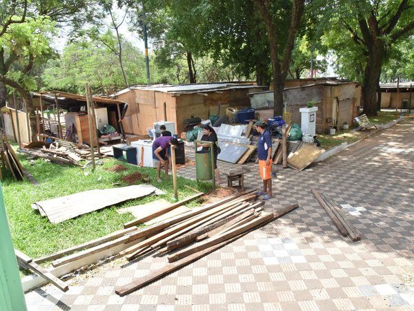 Crecida del río Paraguay arrastra pobreza urbana a plazas de Asunción