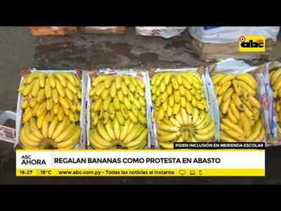 Regalan bananas como protesta en abasto - Tv - ABC Color