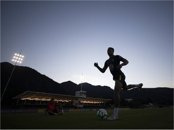 Brasil realiza su primer entrenamiento solamente con seis convocados