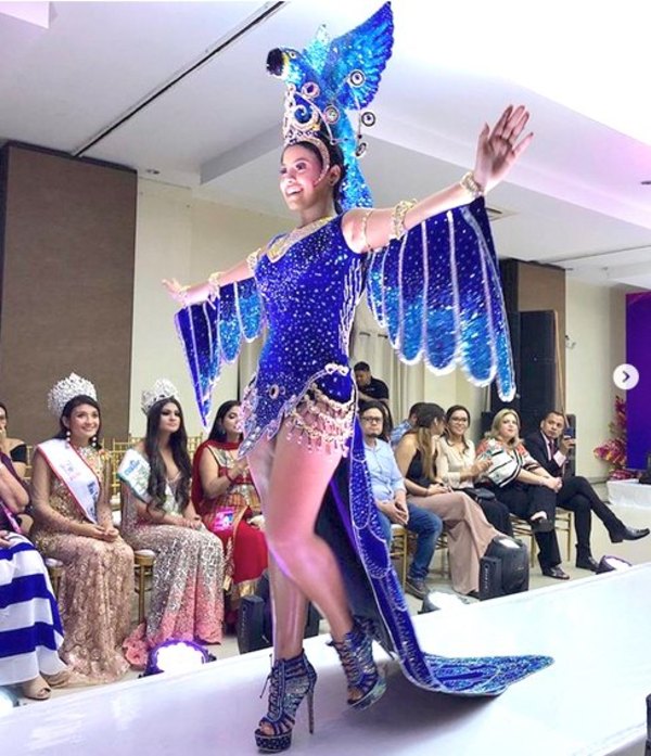 Reina paraguaya lució como ave en traje alegórico
