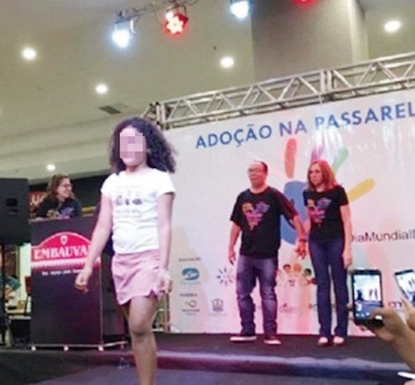 Hacen desfilar a menores para ver si los adoptan