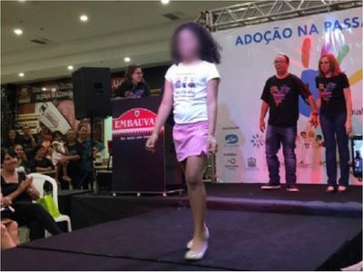 Niños fueron obligados a desfilar para ser adoptados