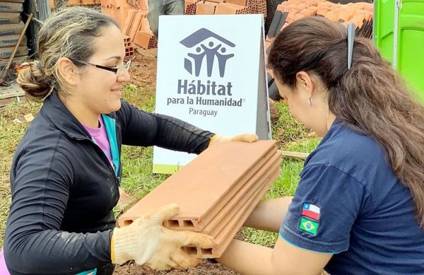 Voluntarias de Hábitat para la Humanidad construyen - Edicion Impresa - ABC Color