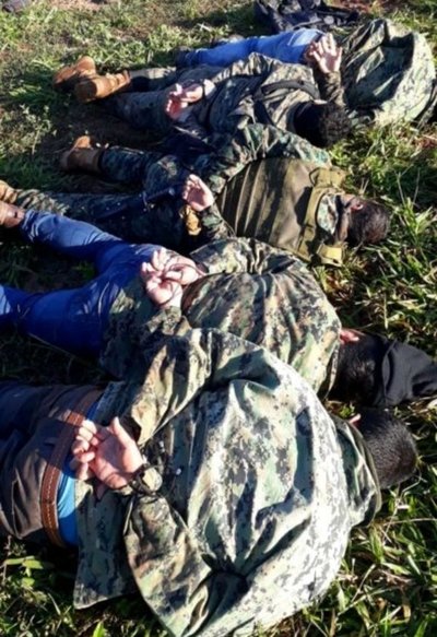 Policías acamparon durante tres días en espera de narcoavioneta boliviana - Edicion Impresa - ABC Color