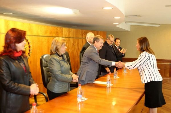 Segovia promete un mejor servicio y transparencia - Edicion Impresa - ABC Color