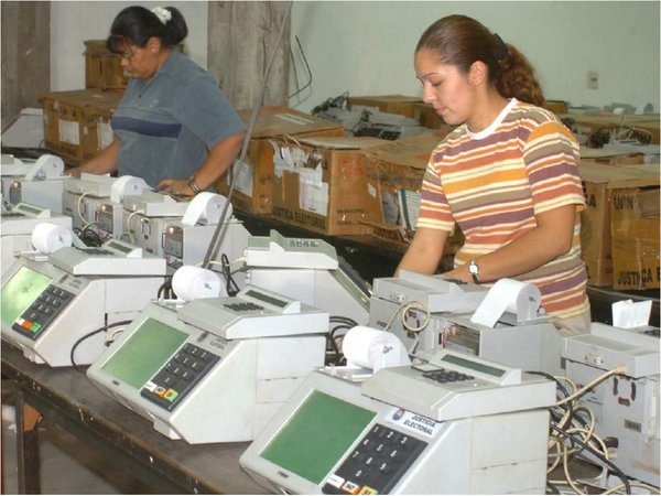 Técnicos advierten vulnerabilidad de urnas y dificultad para auditar