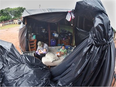 Familias damnificadas ocupan club sin permiso ante falta de albergues