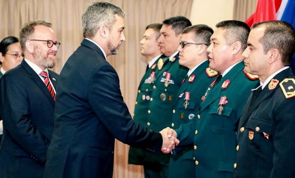 Distinguen a militares paraguayos - Edicion Impresa - ABC Color