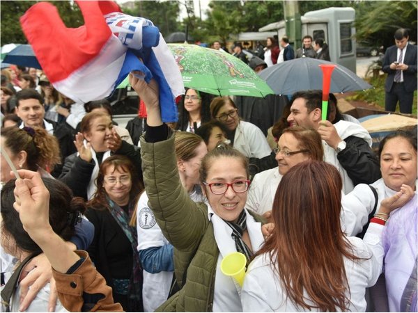 Congreso rechaza veto y médicos se jubilarán con 30 años de aporte