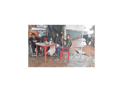 Se encadenan contra cierre de colegio