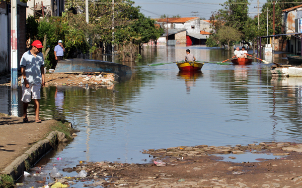 La crecida del río Paraguay arrastra la pobreza urbana a las plazas de Asunción » Ñanduti
