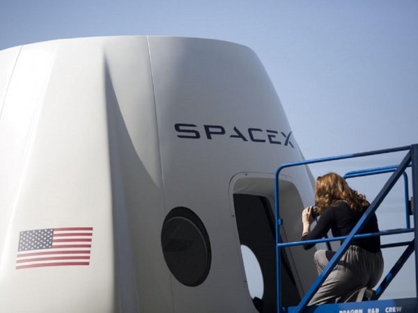 SpaceX lanza 60 satélites al espacio para crear su propia red de internet