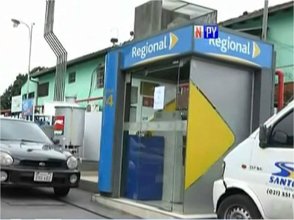 Sospechan que extranjeros manipulaban cajero y fueron aprehendidos