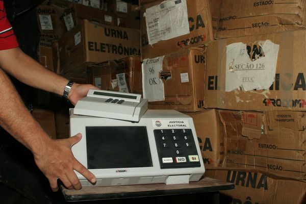 Técnicos advierten que urnas electrónicas son fáciles de adulterar