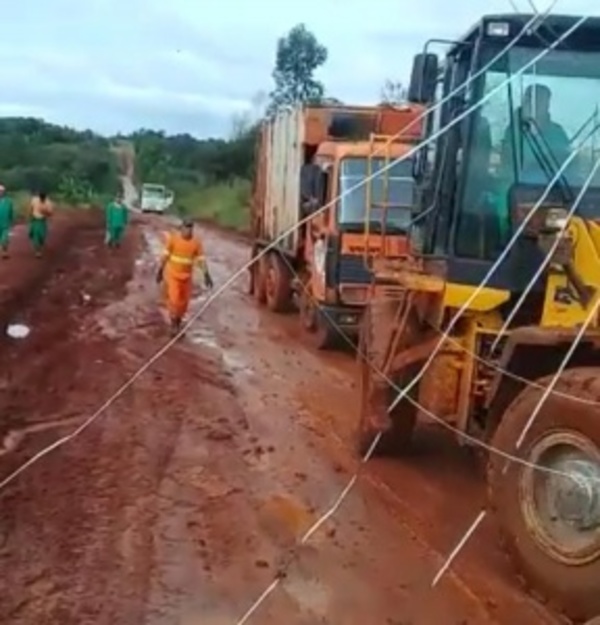 Camiones remolcados por tractores ante mal estado de caminos, en CDE - ADN Paraguayo