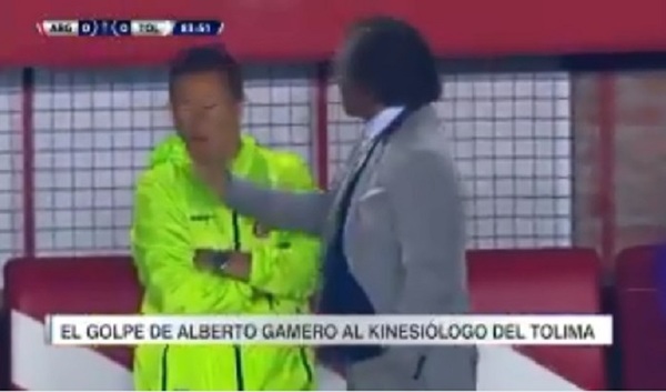 DT colombiano sopapea a su asistente en durante partido