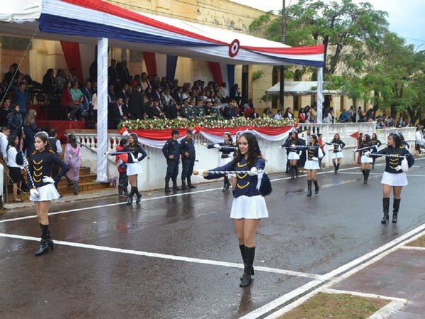 Piden a intendente no subir al palco durante desfile estudiantil