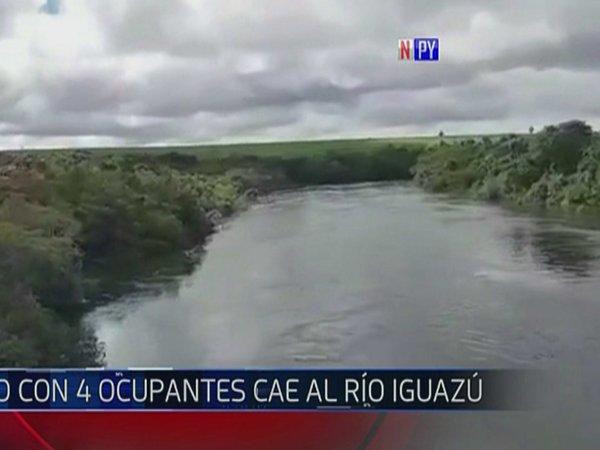Vehículo cae al río Yguazú y ocupantes desaparecen