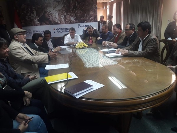 Productores de banana levantan medida de fuerza por 15 días - Radio 1000 AM