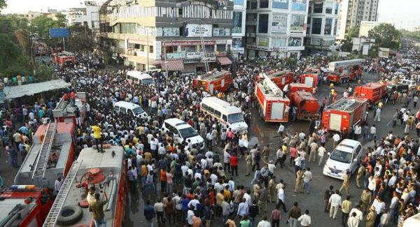 Decenas de muertos por un incendio en un centro comercial en el oeste de la India | .::Agencia IP::.