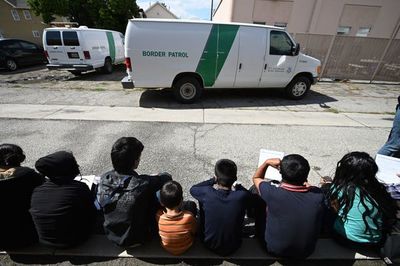 Desbordado, gobierno de EEUU libera indocumentados en terminal de buses