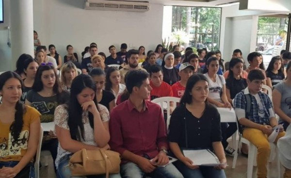 Becados abandonan sus carreras ante abandono de la Gobernación