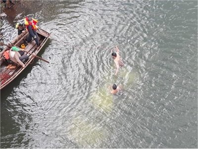 Rescatan a uno de los ocupantes de vehículo que cayó al río
