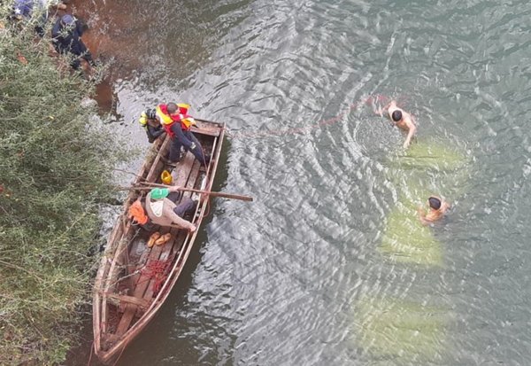 Vehículo cayó al río desde un puente en Yguazú - Nacionales - ABC Color