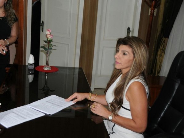 Ex intendenta de CDE se adjudicó millonario viático antes de dejar el cargo