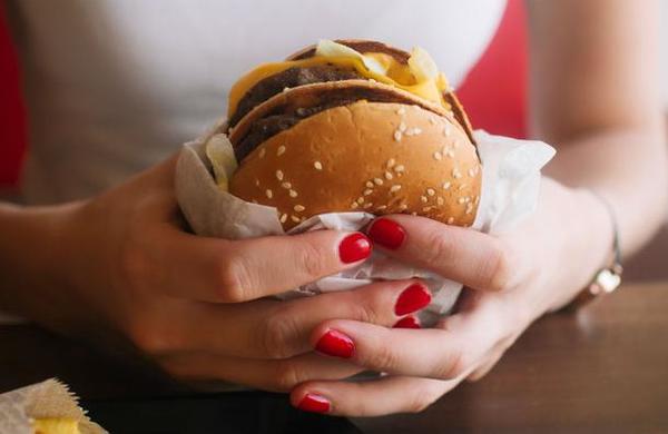 Mujer dio a luz en un restaurante de comida rápida y después pidió una hamburguesa - C9N