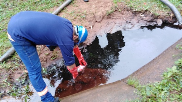 Buscan mitigar consecuencias de derrame de combustible en arroyo