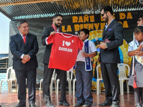 Empresario árabe ayudó al niño que hacía su tarea bajo un poste de luz