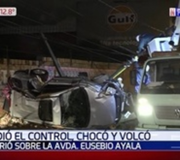 Conductor sale ileso tras volcar y derribar dos columnas de la ANDE - Paraguay.com