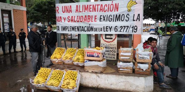Levantan protesta por reclamo de inclusión de banana en merienda escolar