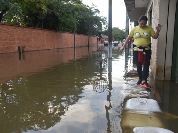 Vecinos denuncian que club habría intentado cerrar calle para evitar inundación
