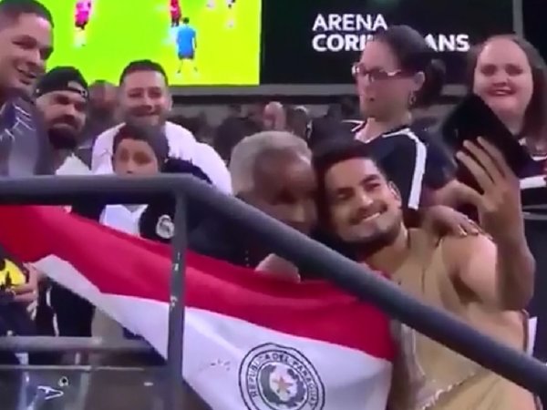Tito Frutos y un momento especial con hinchas del Corinthians