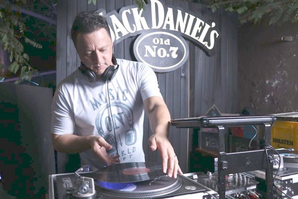 Con más de 500 vinilos, ¡relator se volvió un DJ!