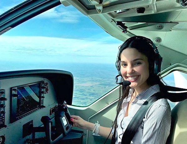 Miss cumplió uno de sus sueños de piloto