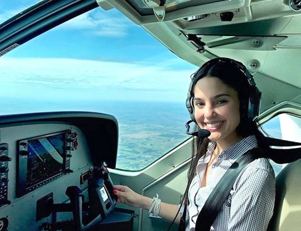 Miss cumplió uno de sus  sueños de piloto