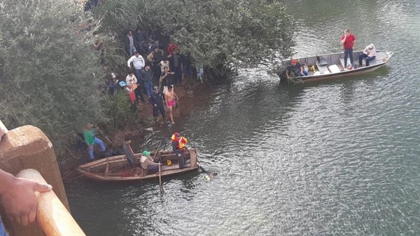 Auto cayó al río Yguazú  tras roce en puente po’i