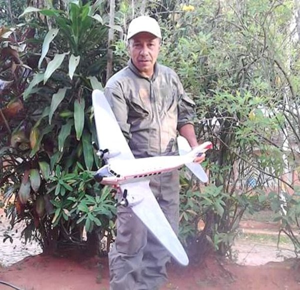 Don transforma la madera en aviones que son re-purete